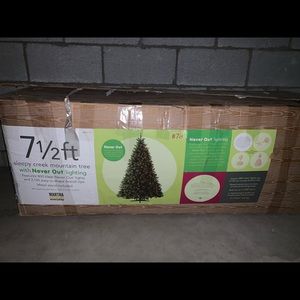 7 1/2 foot pre-lit Christmas Tree